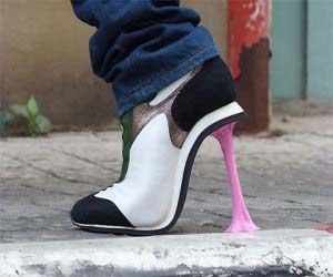 stuck-chewing-gum-high-heels2